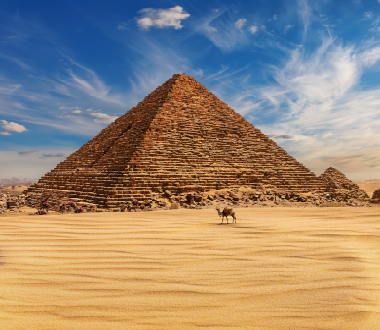 Pyramides dans le désert en Egypte