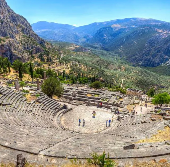Delphes site antique théâtre