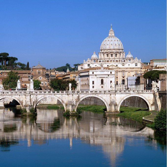 Le Tibre et la basilique St Pierre de Rome